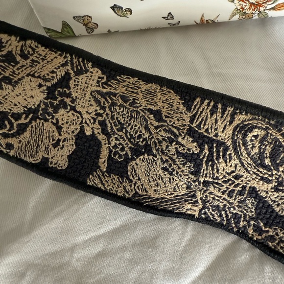 Medium Lady D-Lite Bag
Blue Toile de Jouy Reverse Embroidery - Picture 8 of 15